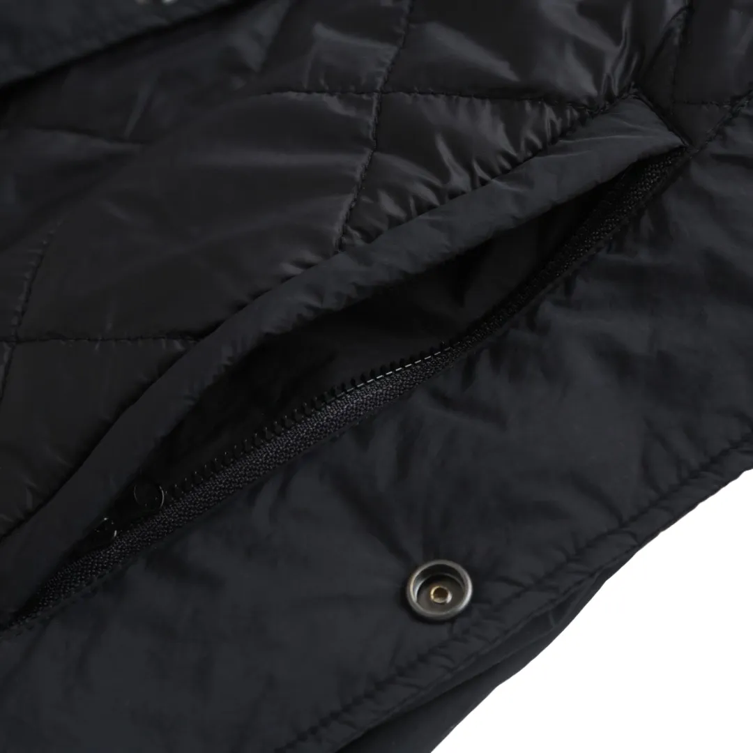 🅿️680 Ralph Lauren pony embroidered light cotton jacket. The fabric is made of high-density nylon taffeta fabric, which combines pragmatism and classic texture. The density is about 210T-300T, the surface is smooth and slightly matte, it has excellent windproof and waterproof performance (with DWR water-repellent treatment), it has strong wrinkle resistance and is easy to care for, which is in line with the positioning of American casual "durable and practical". Classic dark black, using vat dyeing process (dye penetrates into the fiber), the color fastness reaches ISO level 4 or above, preventing fading or color transfer after washing. The lining is made of light cotton-polyester blended fabric (65% Polyester + 35% Cotton) to reduce the friction between the fabric and the inner clothing and improve the smoothness of wearing; the blended material has both breathability and durability to avoid the stuffy feeling of pure nylon lining. The style is a loose fit of the classic Coach Jacket, with slightly dropped shoulder lines (shoulder width is 1-2cm wider than the standard fit). The length reaches the hips, and the sleeves are slightly tapered straight sleeves, taking into account both freedom of movement and casual style. The Polo horse logo on the left chest is flat satin stitch embroidered (satin embroidery), embroidery thread: 100% polyester high color fastness embroidery thread (the color number is consistent with the brand’s standard red color card), the stitch density is 12-15 stitches/cm, the outline of the horse logo is clear, and the details of the rider and horse are burr-free. The embroidery is positioned accurately through the template (12cm from the bottom of the neckline and 8cm from the placket) to ensure left-right symmetry and centering. The seams of the body are made of double-needle flat seams (needle pitch 3cm/10 needles), the stitches are flat and straight, the stitching color is dark black (the same color as the fabric), and the stitch width is 0.5cm, which enhances firmness while forming simple decorative lines. The front placket is spliced ​​with the body. The placket is made of double-layer folding + flat seam splicing. The thickness is about 0.3cm to ensure that the buttons are not easily deformed when fixed. The edges of the placket are cut with a hot knife to avoid burrs. The armholes where the sleeves and body are joined are made with round-head keyhole machine seams + flat seams. After the splicing, the armholes have a natural curvature and no sense of tightness during movement. The height of the sleeves is about 8-10cm, which is in line with the loose characteristics of casual jackets. The main buttons are made of black urea resin buttons with a matte surface. The buttonholes are hand-made keyholes (6 strands of cotton thread, keyhole density of 8 stitches/mm), and the edges of the eyelets are smooth and without burrs. The first button on the neckline is a hidden button (diameter 12mm), which prevents the neckline from opening and improves the neatness of wearing. Size:S-M-L-XL